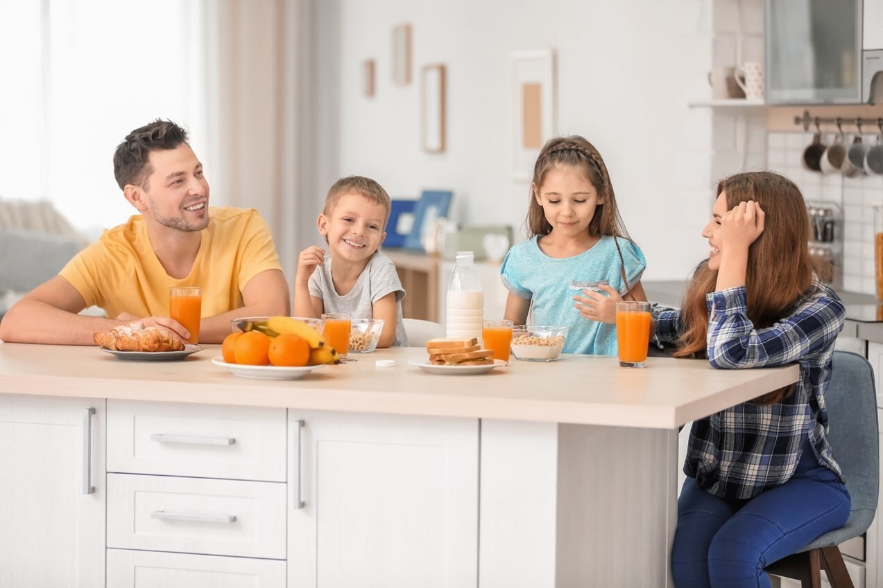 Familia comiendo en casa Familia comiendo en casa