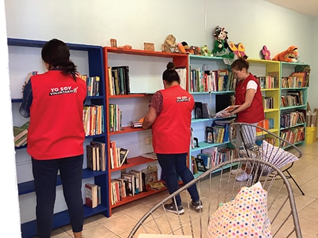 Voluntarios con libros