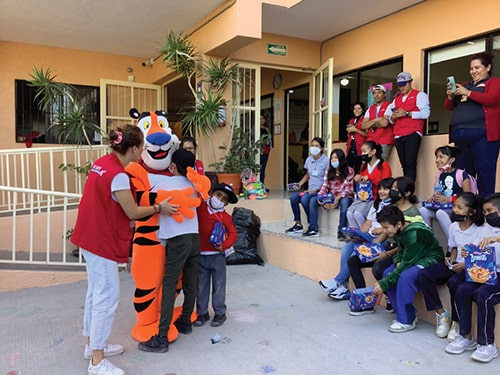 Tigre Toño® con niños
