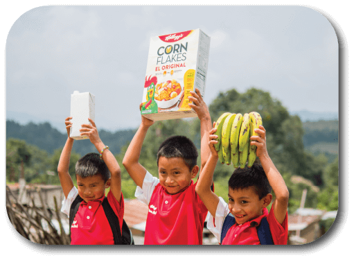 Niños levantando cereal